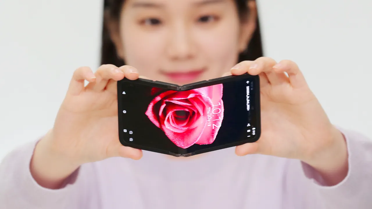 Samsung представила OLED-экран, который можно складывать внутрь и наружу