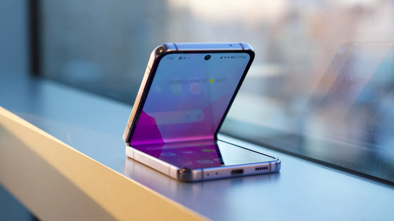 Смартфоны Galaxy Z Flip могут получить камеру с зумом